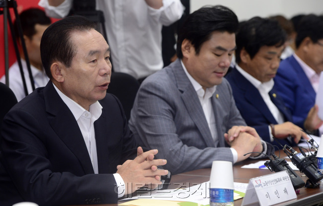 지난달 28일 국회 새누리당 정책위의장실에서 제1차 노동시장선진화특별위원회 회의가 열린 가운데 이인제 특위 위원장이 모두발언을 하고 있다. 박해묵 기자/mook@heraldcorp.com