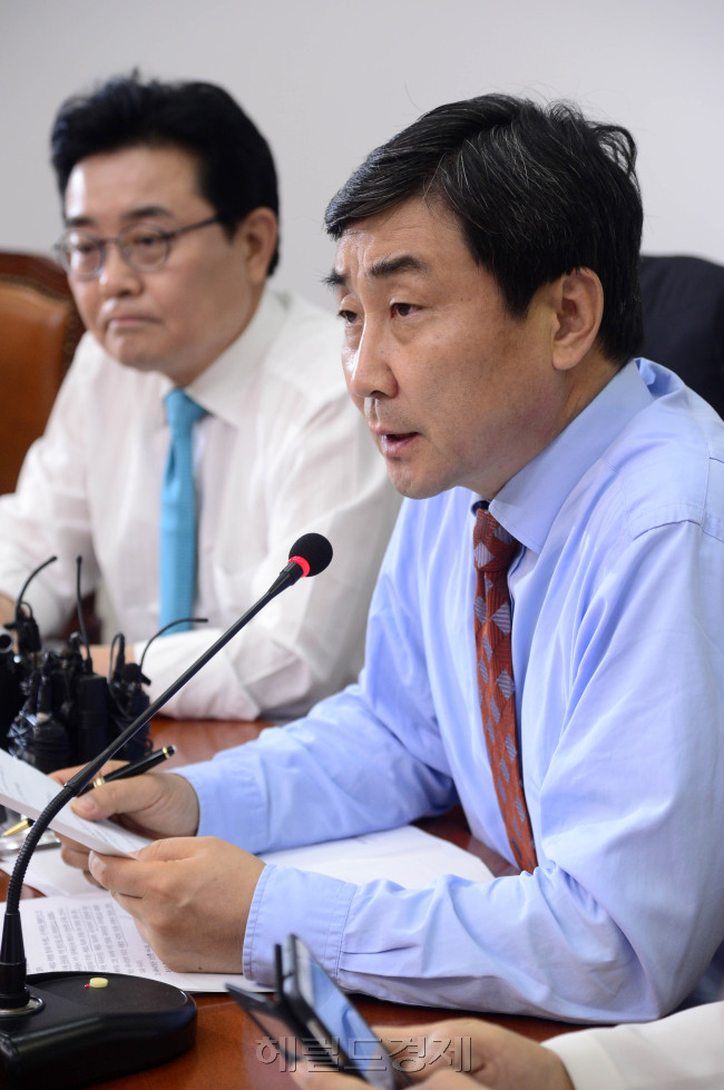 3일 오전 서울 여의도 국회에서 새누리당ㆍ새정치최고위원회의가 열린 가운데, 새누리당 이인제 최고위원, 새정치민주연합 이종걸 원내대표 등이 회의에 참석해 있다. 박해묵 기자/mook@heraldcorp.com