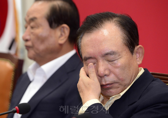 3일 오전 서울 여의도 국회에서 새누리당ㆍ새정치최고위원회의가 열린 가운데, 새누리당 이인제 최고위원, 새정치민주연합 이종걸 원내대표 등이 회의에 참석해 있다. 박해묵 기자/mook@heraldcorp.com