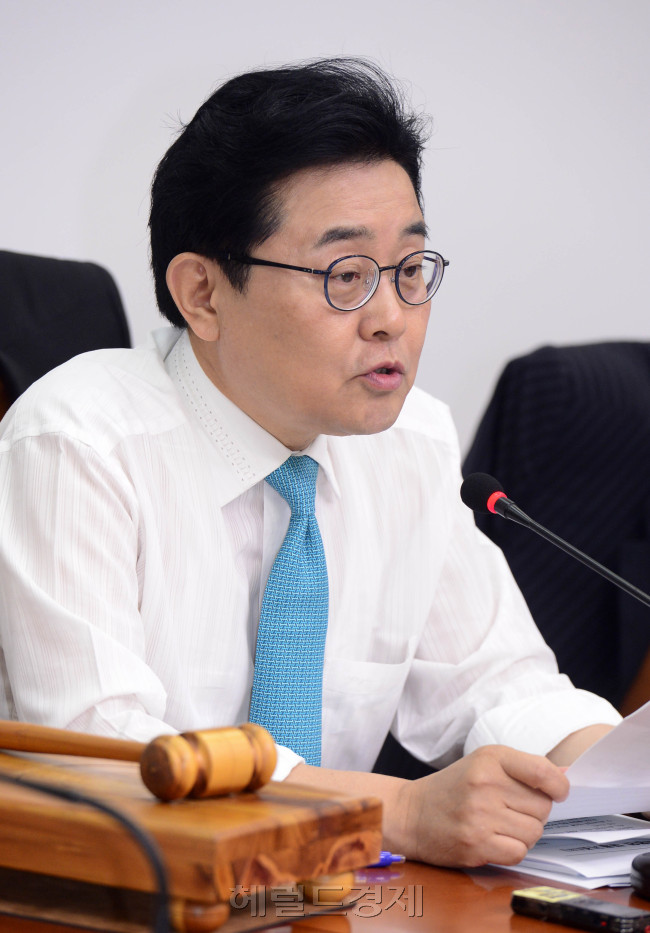 3일 오전 서울 여의도 국회에서 새정치민주연합 최고위원회의가 열린 가운데 전병헌 최고위원이 모두발언을 하고 있다. 박해묵 기자/mook@heraldcorp.com