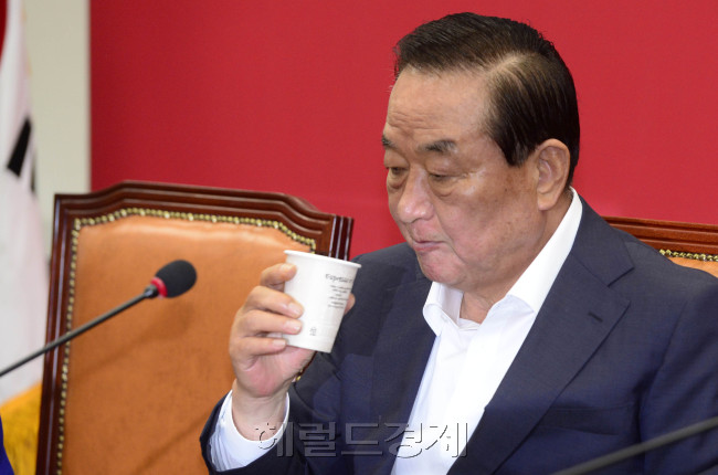서청원 새누리당 최고위원이 3일 국회에서 열린 최고위원회의 도중 물을 마시고 있다. 그는 이날 롯데가의 경영권 다툼을 강도 높게 비판했다. 사진=박해묵 기자 mook@heraldcorp.com