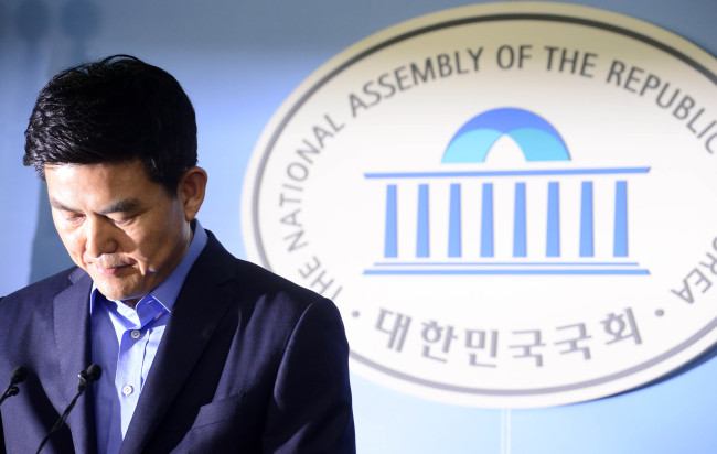 김태호 새누리당 최고위원이 3일 오전 서울 여의도 국회 정론관에서 내년 4월에 열리는 20대 총선 불출마 공식 선언을 하고 기자회견을 가지고 있다.  박해묵 기자/mook@heraldcorp.com