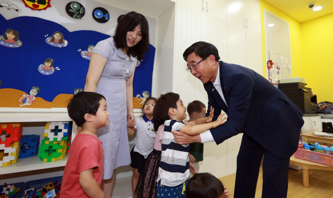 　Labor Minister Lee Ki-kwon visits a day care center located inside an industrial complex in Seoul to spend time with children. The Labor Ministry recently announced its plan to establish more day care centers at industrial complexes to support children of factory workers, as well as to guarantee contract workers‘ rights to parental leaves. (Yonhap)