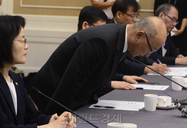 4일 오전 서울 여의도 국회 귀빈식당에서 환자 개인정보 유출관련 당정협의가 열린 가운데 문형표 보건복지부 장관이 회의 시작에 앞서 인사하고 있다.  박해묵 기자/mook@heraldcorp.com