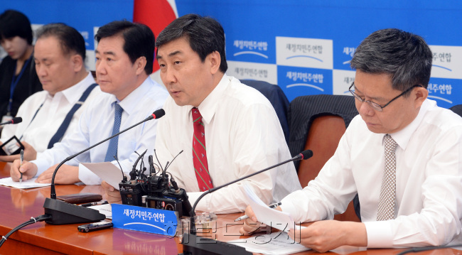 4일 오전 국회에서 열린 새정치민주연합 원내대책회의에서 이종걸 원내대표가 모두발언을 하고 있다. 안훈기자 rosedale@heraldcorp.com