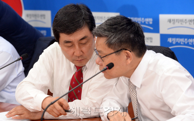 4일 오전 국회에서 열린 새정치민주연합 원내대책회의에서 이종걸 원내대표가 모두발언을 하고 있다. 안훈기자 rosedale@heraldcorp.com