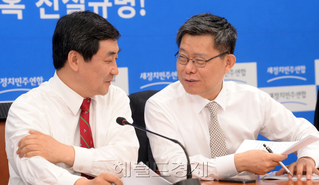 4일 오전 국회에서 열린 새정치민주연합 원내대책회의에서 이종걸(왼쪽) 원내대표와 최재천 정책위의장이 이야기를 나누고 있다. 안훈기자 rosedale@heraldcorp.com