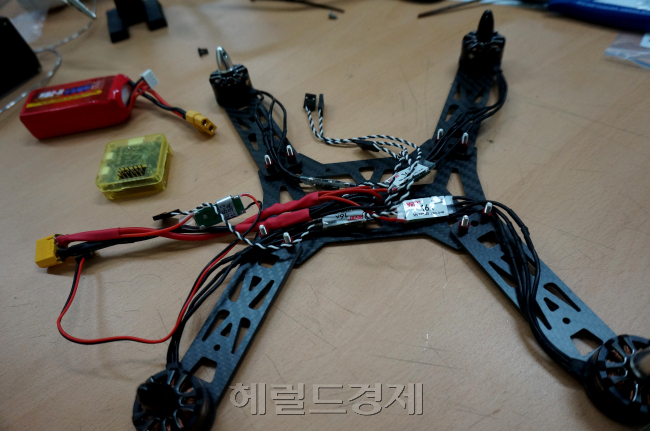 엔진과 변속기를 이어준 뒤 기체에 부착하는 과정. 이정아 기자 dsun@