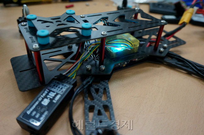 기체의 머리에 해당하는 CC3D 컨트롤러(노란색 네모난 부품)를 부착했다. 이정아 기자 dsun@