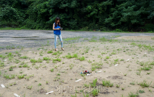 5초 뒤 로켓 마냥 드론이 발사될 것이라고 생각도 못한 기자의 모습.
이정아 기자 dsun@heraldcorp.com