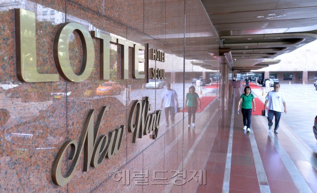 롯데 경영권 분쟁이 한창인 가운데, 5일 오전 서울 롯데그룹 본사 주변은 평소와 다름없는 모습을 보이고 있다. 신동빈 롯데 회장은 이날 공식 일정은 접고, 집무실에서 밀린 업무를 챙긴 것으로 알려졌다. 이상섭 기자/babtong@heraldcorp.com