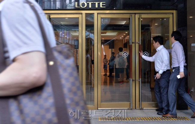롯데 경영권 분쟁이 한창인 가운데, 5일 오전 서울 롯데그룹 본사 주변은 평소와 다름없는 모습을 보이고 있다. 신동빈 롯데 회장은 이날 공식 일정은 접고, 집무실에서 밀린 업무를 챙긴 것으로 알려졌다. 이상섭 기자/babtong@heraldcorp.com