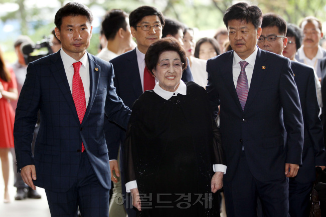 3박4일 일정으로 북한을 방문하는 이희호 여사가 5일 오전 서울 김포공항 국제선으로 들어오고 있다./안훈기자 rosedale@heraldcorp.com
