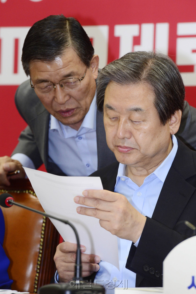 새누리당 김무성 대표와 황진하 사무총장이 5일 최고중진연석회의에서 서로 이야기를 나누고 있다. 박해묵 기자/mook@heraldcorp.com
