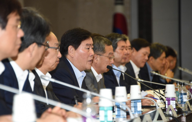 최경환(왼쪽 네번째) 경제부총리 겸 기획재정부 장관이 5일 광화문 정부서울청사에서 열린 ‘공공기관 현안점검 회의’를 주재하면서 각 부처 장관과 공공기관장들에게 임금피크제를 8월말까지 조속히 도입할 것을 당부하고 있다.
<사진=기획재정부>