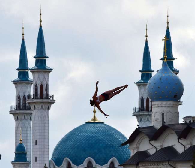 epaselect epa04871646 Ginger Huber of the USA in action competes in Women's High Diving of the FINA Swimming World Championships 2015 at Kazanska River in Kazan, Russia, 04 August 2015. EPA/MARTIN SCHUTT
지구를 돌리는 다이버