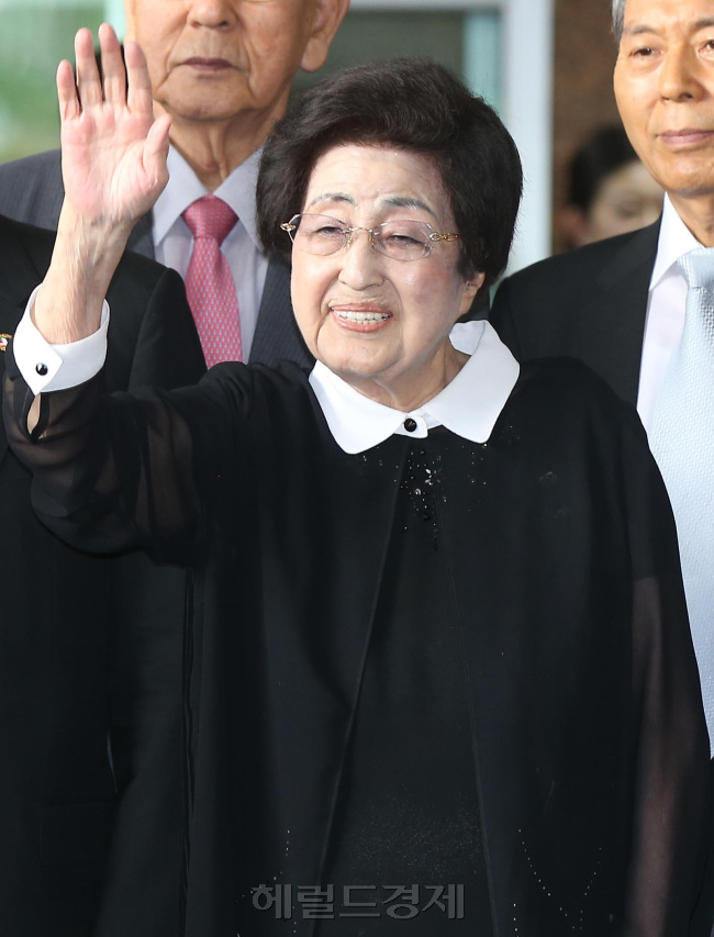 이희호 여사가 3박4일 간의 일정으로 방북길에 오르는 5일 오전 서울 강서구 김포국제공항 국제선 출국장으로 들어서기에 앞서 취재진과 마중나온 이들을 향해 손을 흔들고 있다. 이번 방북단에는 이 여사를 비롯해 수행단장인 김성재 전 문화부 장관, 백낙청 서울대 명예교수, 장충식 단국대 이사장, 최용준 천재교육 회장, 윤철구 김대중평화센터 사무총장 등 18명으로 구성됐다. 안훈 기자/rosedale@heraldcorp.com