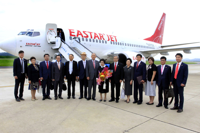 Lee Hee-ho (center), the widow of former President Kim Dae-jung, and her entourage pose for a photo upon arrival at Pyongyang Sunan International Airport on Wednesday.  (Yonhap)