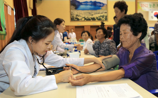 An elderly Korean woman receives a health check-up at a medical facility. (Yonhap)