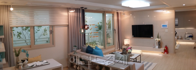 소형 아파트가 더 ‘소형화’되는 것이 부동산 시장의 새 트렌드로 형성되고 있다. 1인가구 등의 급증과 관련이 있다. 사진은 동탄 호반베르디움 내부 사진=이상섭 기자/babtong@heraldcorp.com