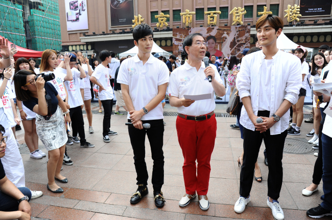 <YONHAP PHOTO-2427> 박원순, 베이징서 서울관광 홍보 (서울=연합뉴스) 박원순 서울시장이 5일 베이징 왕푸징루 노천카페에서 열린 '서울의 날' 행사에서 한류스타 강타(오른쪽), 중국 스타 천쉐둥과 함께 서울관광을 홍보하고 있다. 2015.8.5 <<서울시 제공>> zjin@yna.co.kr/2015-08-05 21:06:55/ <저작권자 ⓒ 1980-2015 ㈜연합뉴스. 무단 전재 재배포 금지.>
<YONHAP PHOTO-2427> 박원순, 베이징서 서울관광 홍보 (서울=연합뉴스) 박원순 서울시장이 5일 베이징 왕푸징루 노천카페에서 열린 '서울의 날' 행사에서 한류스타 강타(오른쪽), 중국 스타 천쉐둥과 함께 서울관광을 홍보하고 있다. 2015.8.5 <<서울시 제공>> zjin@yna.co.kr/2015-08-05 21:06:55/ <저작권자 ⓒ 1980-2015 ㈜연합뉴스. 무단 전재 재배포 금지.>