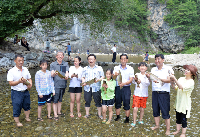 <YONHAP PHOTO-1861> 정선 개미들 마을 방문한 이동필 장관 (정선=연합뉴스) 이동필 농림축산식품부 장관이 5일 강원 정선군 남면 개미들 마을을 찾아 농촌체험을 하고 있다. 이 장관은 지역주민을 격려하고 주민 의견도 수렴했다. 개미들 마을은 농촌체험마을 육성사업 지원마을 우수마을로 평가받는다. 2015.8.5 <<정선군 제공>> byh@yna.co.kr/2015-08-05 15:54:48/ <저작권자 ⓒ 1980-2015 ㈜연합뉴스. 무단 전재 재배포 금지.>
<YONHAP PHOTO-1861> 정선 개미들 마을 방문한 이동필 장관 (정선=연합뉴스) 이동필 농림축산식품부 장관이 5일 강원 정선군 남면 개미들 마을을 찾아 농촌체험을 하고 있다. 이 장관은 지역주민을 격려하고 주민 의견도 수렴했다. 개미들 마을은 농촌체험마을 육성사업 지원마을 우수마을로 평가받는다. 2015.8.5 <<정선군 제공>> byh@yna.co.kr/2015-08-05 15:54:48/ <저작권자 ⓒ 1980-2015 ㈜연합뉴스. 무단 전재 재배포 금지.>