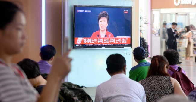 6일 오전 서울역에서 시민들이 박근혜 대통령의 임기 후반기 국정 구상을 밝히는 대국민담화를 지켜보고 있다.
박현구 기자phko@heraldcorp.com