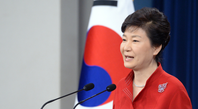 박근혜 대통령이 6일 오전 청와대 춘추관 브리핑실에서 대국민담화를 발표하고 있다. 박 대통령은 “노동개혁은 일자리”라며 “정부는 우리 경제의 재도약을 위한 첫 번째 과제로 노동개혁을 강력하게 추진해 갈 것”이라고 밝혔다. 안훈 기자/rosedale@