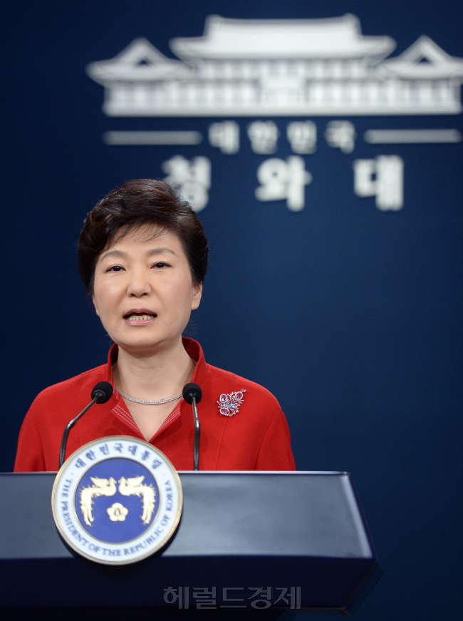 박근혜 대통령이 6일 오전 청와대 춘추관 브리핑실에서 대국민 담화를 발표하고 있다./ 안훈 기자 rosedale@heraldcorp.com