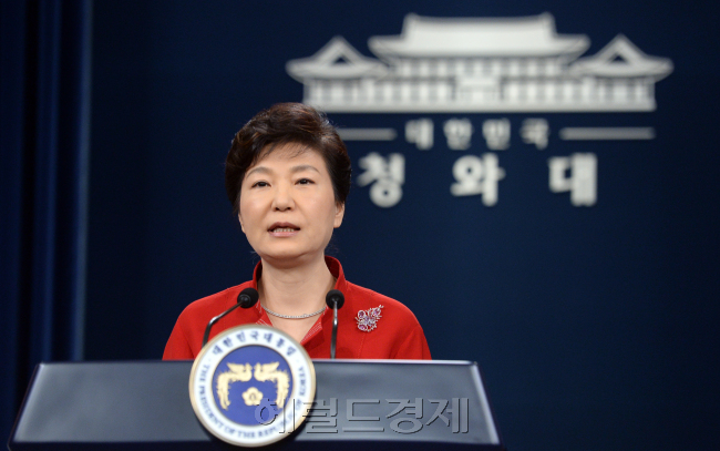 박근혜 대통령이 6일 오전 청와대 춘추관 브리핑실에서 대국민 담화를 발표하기에 앞서 인사를 하고 있다. 청와대사진기자단 헤럴드경제=안훈 기자 rosedale@heraldcorp.com