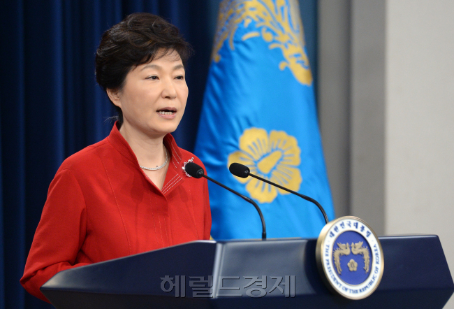 박근혜 대통령이 6일 오전 청와대 춘추관 브리핑실에서 대국민 담화를 발표하고 있다. 사진=안훈 기자 rosedale@heraldcorp.com