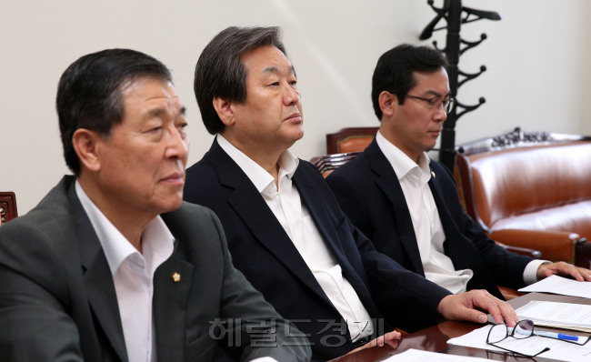 새누리당 김무성 대표가 6일 오전 국회 당 대표실에서 박근혜 대통령의 대국민 담화 생중계 방송을 시청하고 있다. 박해묵 기자 mook@heraldcorp.com
