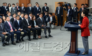 박근혜 대통령이 6일 오전 청와대 춘추관 브리핑실에서 대국민 담화를 발표하고 있다. 안훈 기자/rosedale@heraldcorp.com