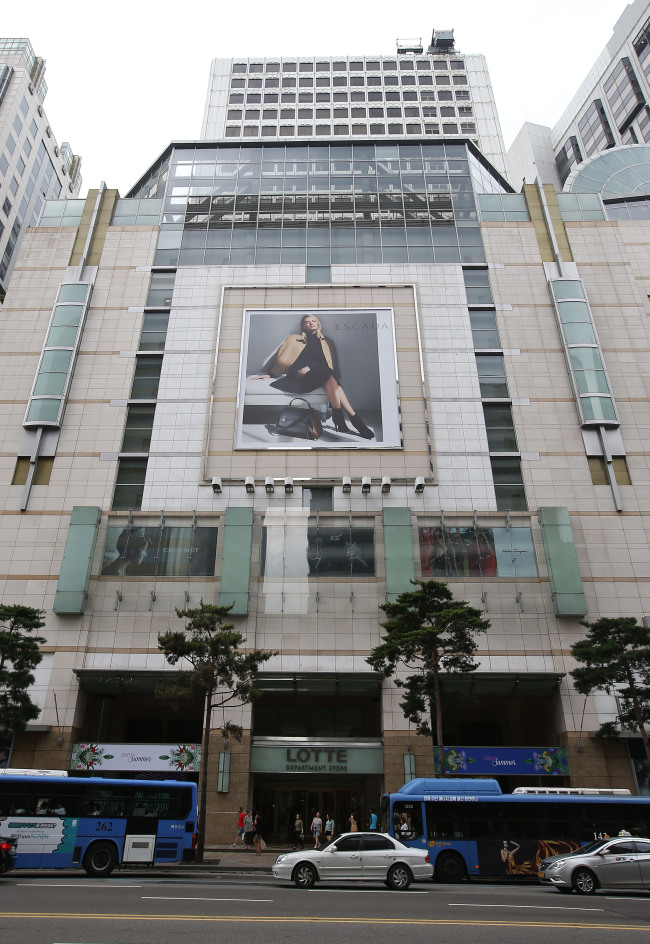 <YONHAP PHOTO-1773> 금융소비자원, 롯데그룹 전 계열사 불매운동 선포 (서울=연합뉴스) 한종찬 기자 = 총수 일가끼리 경영권 분쟁을 벌이고 있는 롯데그룹 전 계열사를 겨냥한 불매운동이 선포됐다. 금융소비자원은 4일 "롯데 사태는 국내 재벌의 비양심적인 작태를 드러낸 단면으로 국내 재벌이 사회적 책임이나 공헌에 관심이 없다는 것을 명백히 보여준다"며 롯데카드, 롯데백화점 등 롯데 전 계열사에 대한 불매운동을 지속적으로 전개할 것이라고 밝혔다. 사진은 이날 오후 서울 중구 소공동 롯데백화점. 2015.8.4 saba@yna.co.kr/2015-08-04 15:32:22/ <저작권자 ⓒ 1980-2015 ㈜연합뉴스. 무단 전재 재배포 금지.>
