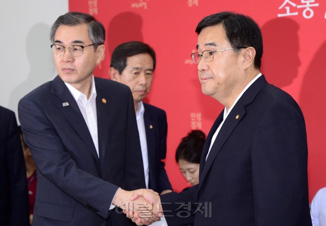 6일 오후 서울 여의도 국회 새누리당 정책위의장실에서 롯데 등 대기업 소유구조 관련 당정협의가 열린 가운데 김정훈(오른쪽) 정책위의장과 정재찬 공정거래위원장이 악수를 나누고 있다. 박해묵 기자/mook@heraldcorp.com