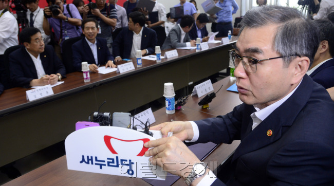 6일 오후 서울 여의도 국회 새누리당 정책위의장실에서 롯데 등 대기업 소유구조 관련 당정협의가 열린 가운데 정재찬 공정거래위원장이 모두발언을 하고 있다. 박해묵 기자/mook@heraldcorp.com