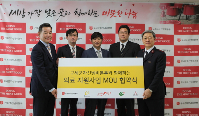 Attendants to the Salvation Army signing ceremony included (From left): Cochlear Korea general manager Hwang Yong-jae, Seinmedex Korea president Ko Chang-hoon, Surgitech Korea president Park Sang-woo, Asianstar managing director Nam Yong-wan and Salvation Army’s Christmas Kettle headquarters secretary-general Lee Su-geun. (Salvation Army)