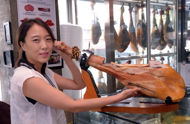 S-Food director Lee Seung-yeon poses at the JohnCook Deli Meat outlet in Apgujeong-dong, southern Seoul.
Chung Hee-cho/The Korea Herald
