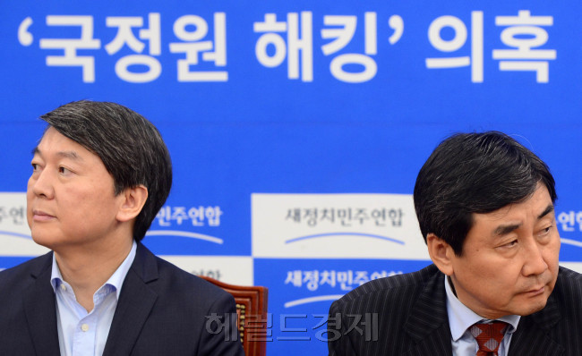 새정치민주연합 국민정보지키기위원회 안철수 위원장과 새정치민주연합 이종걸 원내대표가 지난 3일 긴급 기자간담회에 참석해 서로 다른 방향을 바라보고 있다. 박해묵 기자/mook@heraldcorp.com