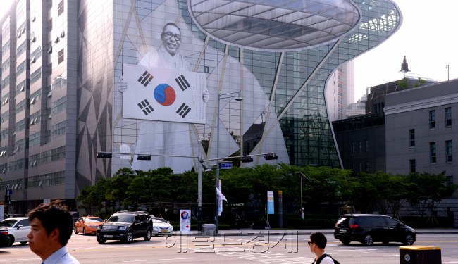 서울시가  광복 70주년을 맞아  6일 시청본관 세종로옆 벽면에 태극기를 들고 있는 김구 선생의 초상을 랩핑해 길가던 시민의 시선을 끌고 있다.
정희조 기자/checho@heraldcorp.com   150807