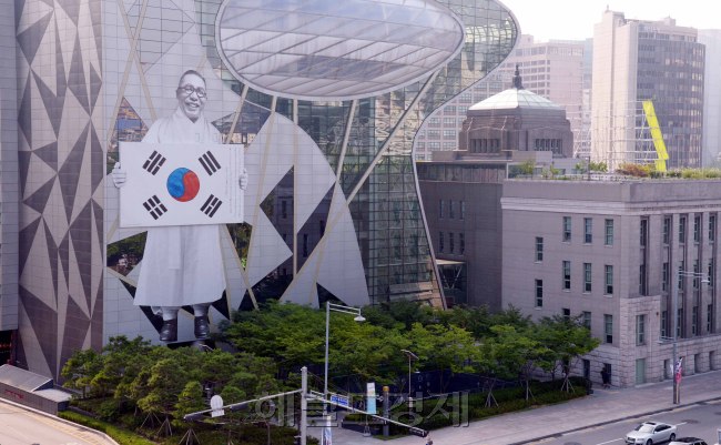 서울시가  광복 70주년을 맞아  6일 시청본관 세종로옆 벽면에 태극기를 들고 있는 김구 선생의 초상을 랩핑해 길가던 시민의 시선을 끌고 있다.
정희조 기자/checho@heraldcorp.com   150807