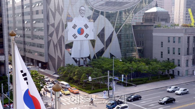 서울시가  광복 70주년을 맞아  6일 시청본관 세종로옆 벽면에 태극기를 들고 있는 김구 선생의 초상을 랩핑해 길가던 시민의 시선을 끌고 있다.
정희조 기자/checho@heraldcorp.com   150807