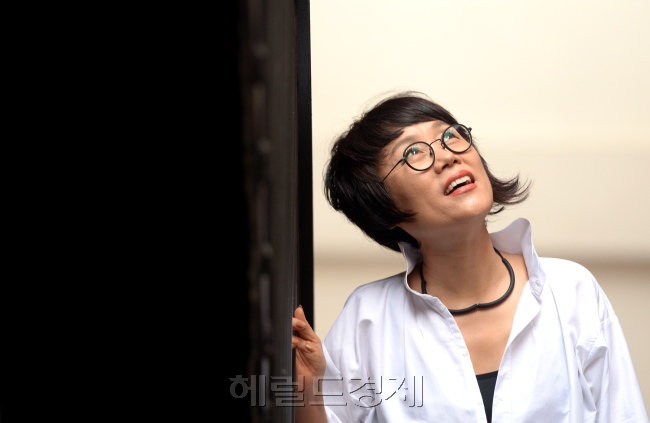 ‘광복70주년’ 앨범을 발매한 가수 남궁옥분이 지난 3일 오후 헤럴드경제 본사에서 포즈를 취하고 있다. 박현구 기자/phko@heraldcorp.com
