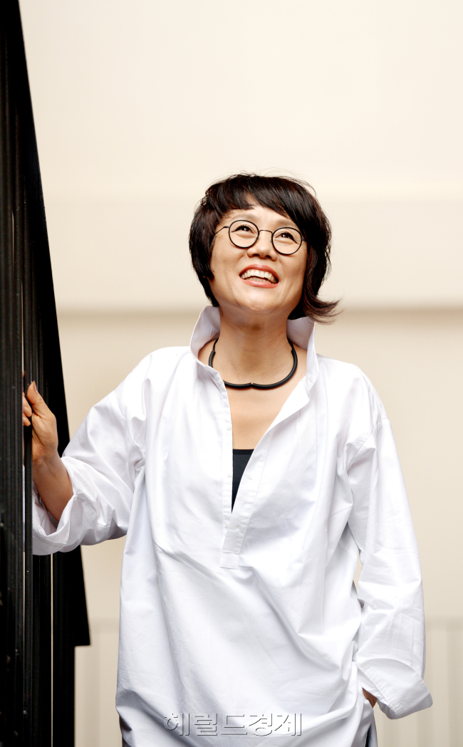 ‘광복70주년’ 앨범을 발매한 가수 남궁옥분이 지난 3일 오후 헤럴드경제 본사에서 포즈를 취하고 있다. 박현구 기자/phko@heraldcorp.com