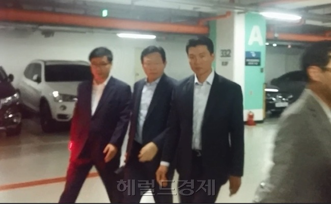 신동빈 회장이 7일 오전 출근, 지하주차장을 통해 집무실로 올라가고 있다. 기자와 만난 그는 질문에 대답하지 않고 집무실로 직행했다. 사진은 동영상 캡처로, 긴박하게 진행된 마주침이어서 영상이 흐릿하다. 사진=김성훈 기자/paq@heraldcorp.com