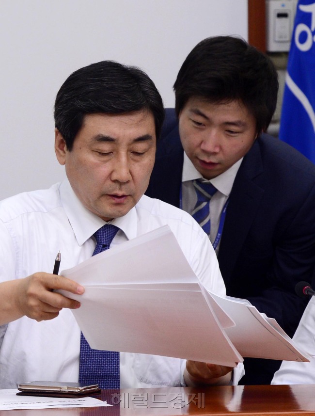 새정치민주연합 이종걸 원내대표가 7일 확대간부회의에서 보좌관과 자료를 보며 이야기를 나누고 있다. 박해묵 기자/mook@heraldcorp.com
