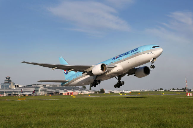 A Korean Air flight takes off at Incheon International Airport. (123rf)