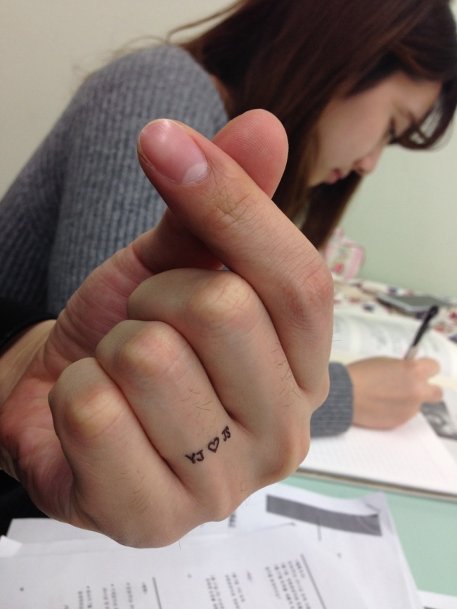 A student couple spends time together at a library in Seoul’s Hanyang University. (Kim Young-joon)