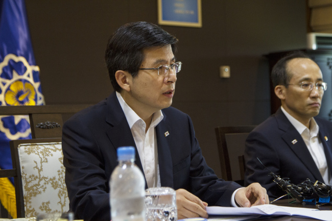 Prime Minister Hwang Kyo-ahn (left) speaks Friday during a meeting with government officials at the Sejong Government Complex. (Yonhap)