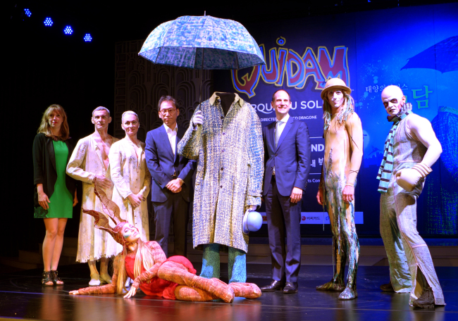 Canadian Ambassador Eric Walsh (third from right) poses with artists of show “Quidam” at a press conference in Seoul on Thursday. In the picture are Cirque du Soleil press attache Jessica Leboeuf (left) and Mast Entertainment CEO Kim Yong-gwan (fourth from left).   Joel Lee/The Korea Herald